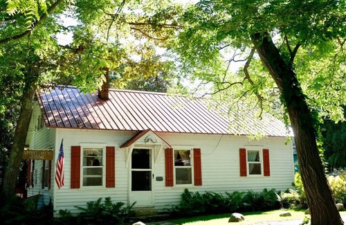 Idlewild Cottage | Robertson's Cottages Door County Waterfront Resort Sportsman's Home Dog Friendly