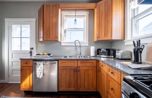 Columbus House | Robin's Egg ~ Private Downtown, Pet-Friendly Gem