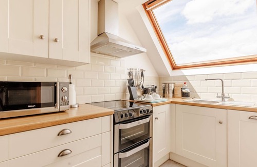 Strefford Cottage | ROBIN'S NEST, pet friendly, with a garden in Craven Arms