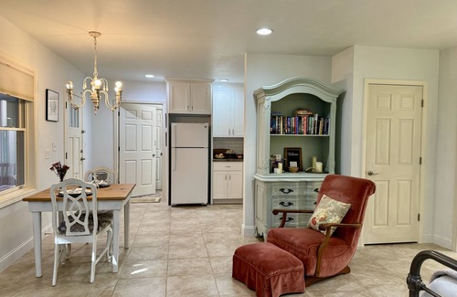 Asheville Apartment | Robins Nest—10 min to AVL Biltmore—sparkling water—fireplace—hot tub