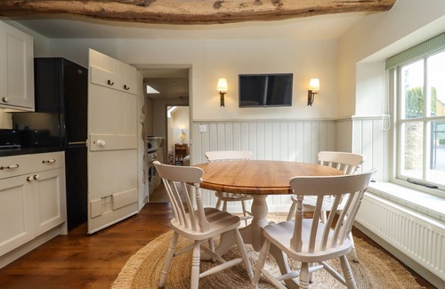 Bourton House | ROBINS NEST, pet friendly, with a garden in Bourton-On-The-Water