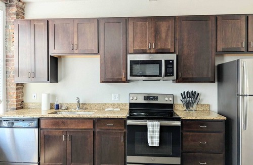 Central West End Apartment | Robust Queen Suite w/Parking- Near Barnes 202