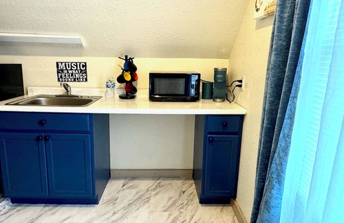 Shaker Heights Apartment | Rock & Roll Suite CLE - 1 Bedroom/1 bathroom near Downtown Cleveland, OH