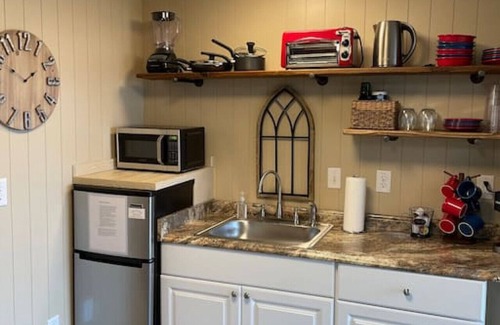Lake Junaluska Apartment | Rock Wall Retreat-1 min walk to Lake J Assembly-10 min to Waynesville & BR Pkwy
