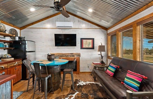 Fredericksburg Cabin | Rockin' R - Rustic Star Cabin
