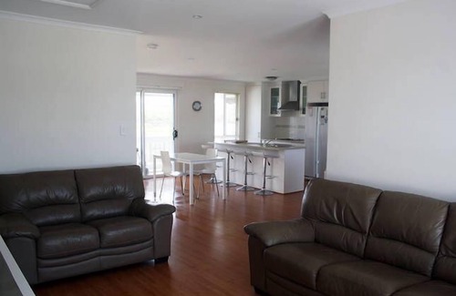 Hayborough House | Rocks Retreat - Sleeps 10 Short walk to the beach
