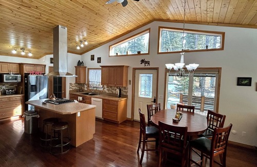 Nordegg Cottage | Rocky Mountain Retreat: Private 2 Acres & Hot Tub