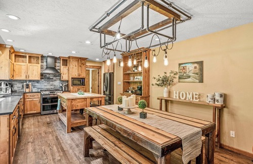 Longview House | Rocky River is a Spacious 5-bedroom house in wonderful Longview with WiFi, AC