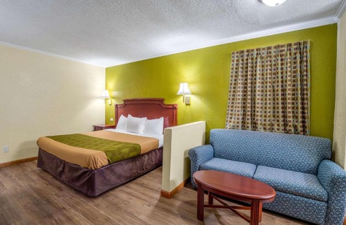 Columbia Hotel | Rodeway Inn & Suites Fort Jackson