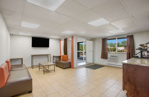 Grand Rapids Hotel | Rodeway Inn & Suites Grand Rapids Southeast