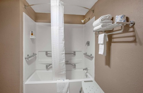 Grand Rapids Hotel | Rodeway Inn & Suites Grand Rapids Southeast