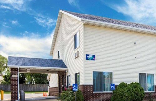 Cedar Rapids - Iowa City Hotel | Rodeway Inn