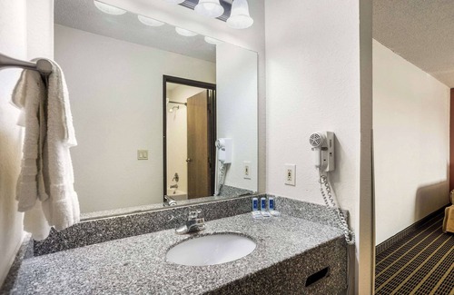 Cedar Rapids - Iowa City Hotel | Rodeway Inn