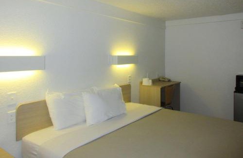 Washington Hotel | Rodeway Inn Washington PA