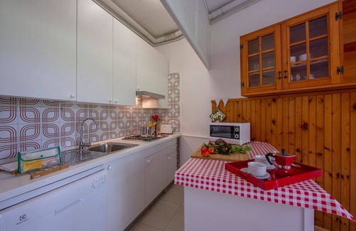 Ispra Apartment | Rododendro Rosso