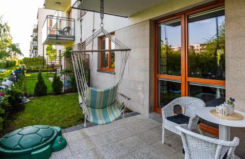 Warsaw Apartment | Rodzinny relaks z ogrodem i garażem
