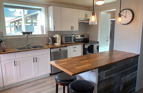 Bonavista House | Rolling Cove Cottage- 3 Bedroom House with Covered Hot Tub. Central Location.