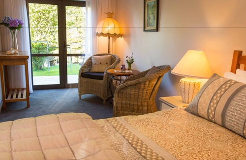 Oropi Bed & Breakfast | Rolling Hills Country Stay B&B