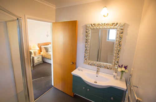 Oropi Bed & Breakfast | Rolling Hills Country Stay B&B