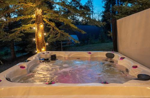 Millarville House | Rolling Hills Retreat - Family Friendly
