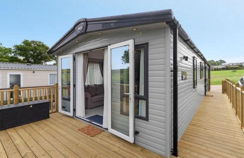 Newton Saint Cyres Ski Chalet | Rolling Hills Splash Escape - Heated Communal Swimming Pool & Fishing Nearby