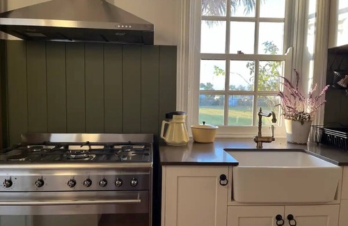 Kembla Grange House | Romantic 1890s Abode - Special Event Accommodation