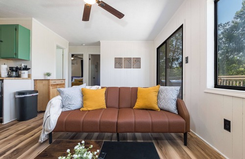 Broadway Cabin | Romantic 2-bedroom cabin, Hot tub, views, Firepit, Arcade, Grill