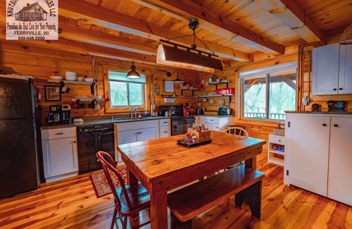 Ferryville Cabin | Romantic and Very Secluded Cozy Creekside Cabin with a Relaxing Hot Tub.