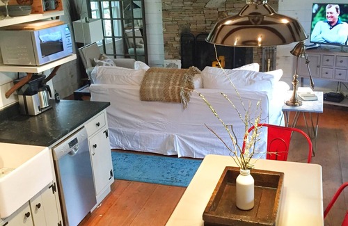 Cashiers Cabin | Romantic, bark covered cottage-close to town, book a summer stay now!🌲🍷🌲