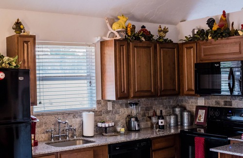 Guthrie Cottage | Romantic bed and breakfast cottage with private hot tub, kitchen and jacuzzi