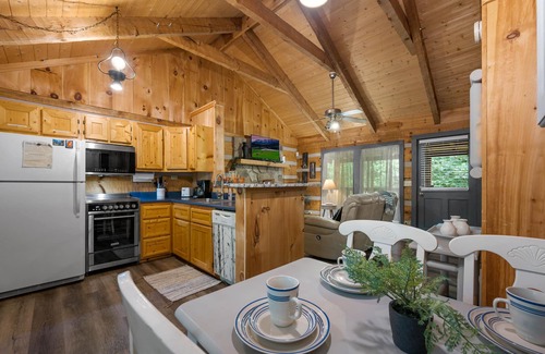 Sevierville Cabin | Romantic Cabin for 2! Private Hot tub! Close to Pforge and Gburg!