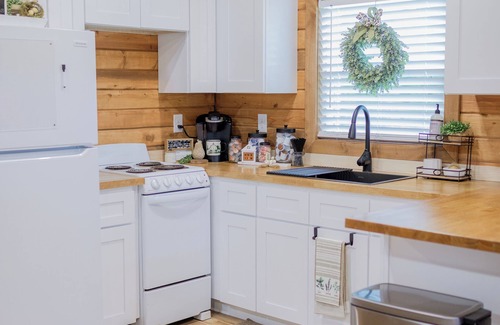 Dabolt Cabin | Romantic Cabin sitting on 18 acres of flat land surrounded by a creek!