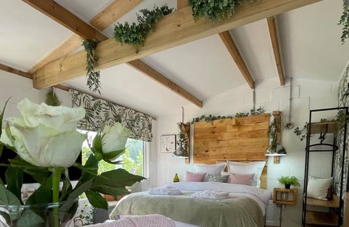 Nantwich Cabin | ROMANTIC COLONIAL LODGE WITH HOT TUB, RURAL CHESHIRE