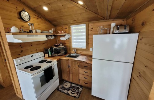 Val-des-Monts Cottage | Romantic Cottage with Epic Lake Views
