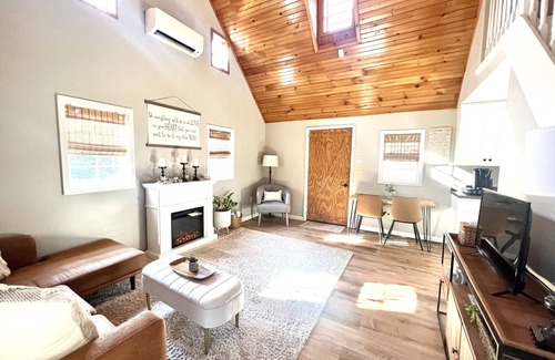 Wagontown Cottage | Romantic Cottage, with outdoor hot tub