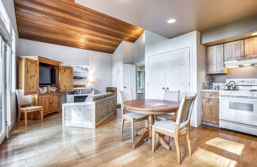 Clinton House | Romantic cottage with Puget Sound/Olympic Mountain views