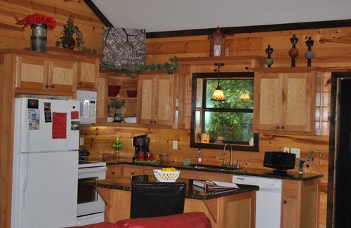 Octavia Cabin | Romantic Couples Cabin! Enjoy breathtaking sunrise views and quiet seclusion.