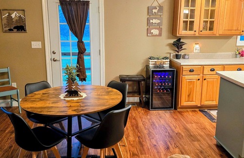 Bluford House | Romantic couples getaway in awesome Bluford with WiFi, Fireplace, and Game Room