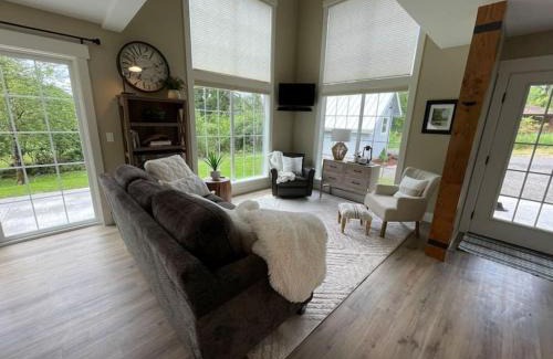 Silver Creek House | Romantic Cozy Cabin Walk to lake Hot tub Bikes Kayaks Grill