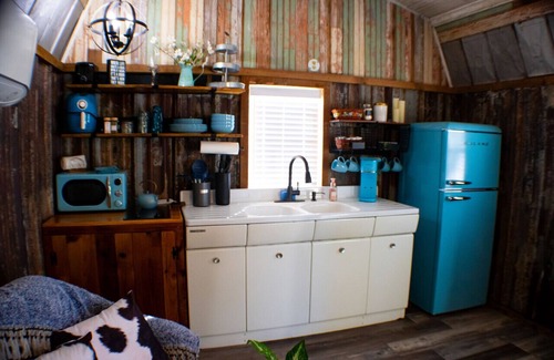 Anderson Cottage | Romantic Farm Stay | KING Bed, HOT TUB, Fire Pit, Porch Bed Swing *Rustic Retro*