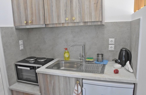 Salamis House | Romantic garden house, with bbq, 2 min walking from the beach!