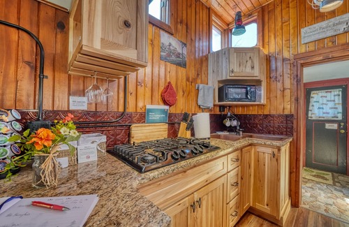 Ferryville House | Romantic Get-a-Way! 1954 Rail Road Caboose! Relaxing Hot Tub!