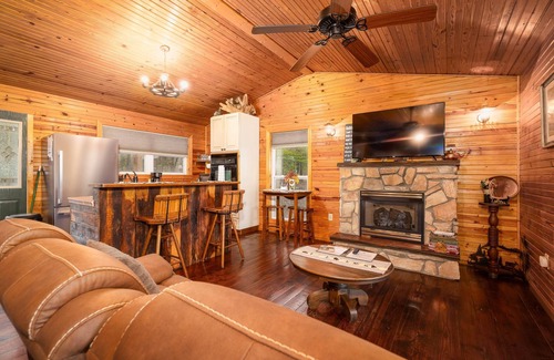 Steelville Cabin | Romantic getaway for 2 with stunning views and Private River Access