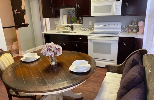 Rohrerstown Apartment | Romantic getaway with king bed & Jacuzzi bathtub
