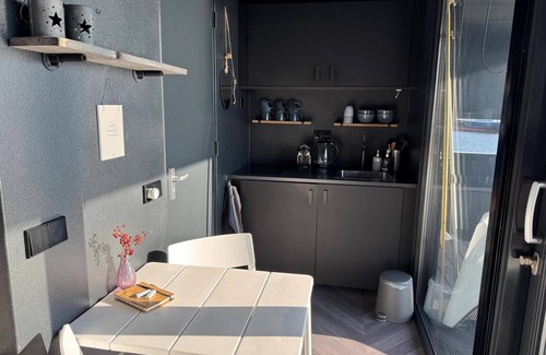 Andijk Boat Rental | "Romantic houseboat 'TinyFloat' on the IJsselmeer - pure relaxation!"
