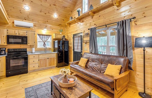 Murphy Cabin | Romantic Log Cabin in the Smokies w/Fire Pit!