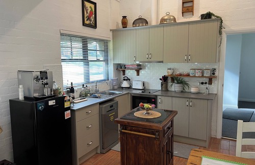 Calare Cottage | Romantic luxury close to town, fine food dining and wineries. EV charger.
