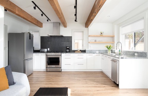Northeast Bellevue Condo | Romantic modern condo by the lake