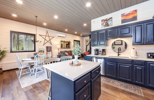 Wears Valley Cabin | Romantic Mtn View Cabin w/Hot Tub-Fire Pit-Pets OK