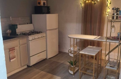 Homestead Apartment | romantic queen jacuzzi suite
